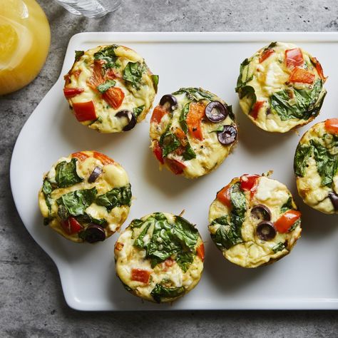 These Greek-inspired baked mini omelets are the perfect breakfasts on the go. Mix the batter the night before, and they'll be ready to bake in the morning. Once they're baked, you can keep these tasty omelet muffins in your fridge or freezer for future meals. Double score! Muffin Tin Omelets, Omelet Muffins, Mediterranean Diet Breakfast, Mini Omelets, Mediterranean Diet Meal Plan, Diet Breakfast, God Mat, Breakfast Muffins, Low Carb Breakfast