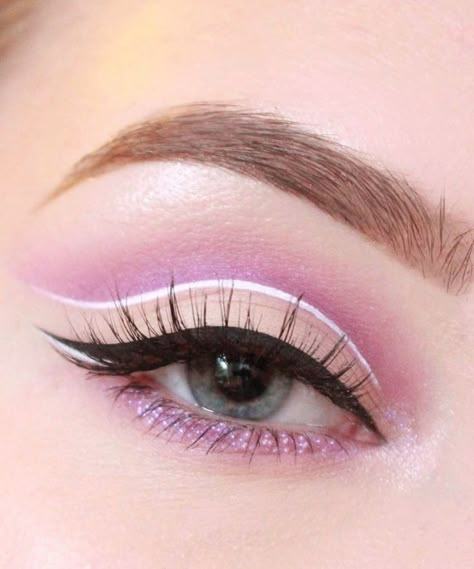 Creative Eye Makeup Looks, Different Eyeliner, Eyeliner Trends, Creative Eyeliner, Cute Eye Makeup, Make Up Inspiration, Eye Makeup Pictures, Eyeliner Makeup, Beautiful Eye Makeup