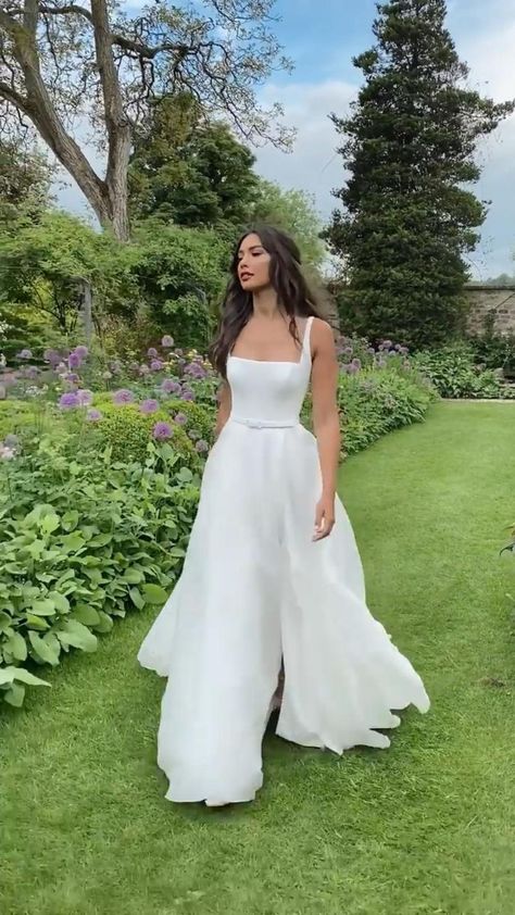 Square Neck Aline Dress, Minimalist Square Neck Wedding Dress, A Line Wedding Dress No Train, Square Neck Simple Wedding Dress, Flowy Simple Wedding Dress, Simple Wedding Dress Flowy, Wedding Dresses For Athletic Build, Square Top Wedding Dress, A Line Square Neck Wedding Dress