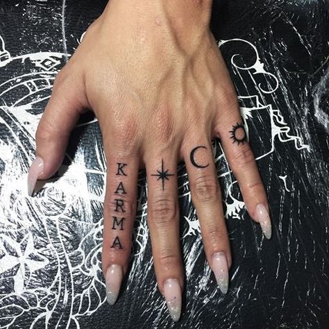 Knuckle Tattoo Ideas, Tattoo Karma, Finger Tattoos For Women, Knuckle Tattoo, Tattoo Main, Small Finger Tattoos, Finger Tattoo For Women, Finger Tats, Knuckle Tattoos