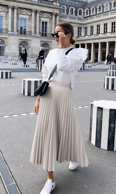 Beige Pleated Skirt, Pleated Skirt Outfit, Beige Outfit, Paris Outfits, Stylish Work Outfits, Autumn Outfit, Formal Outfit, Elegant Outfit, Looks Vintage