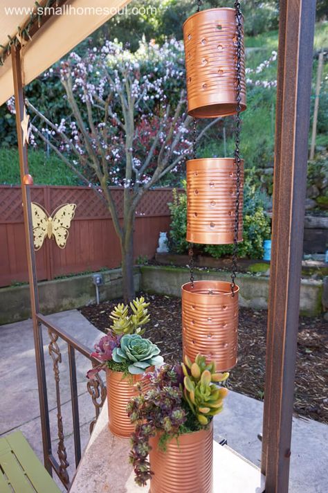 Making a recycled tin can lantern and planter is a great way to reduce, reuse, and recycle while making some great DIY decor for your garden or patio. Industrial Upcycle, Recycler Diy, Painted Cans, Recycled Planters, Can Lanterns, Tin Can Lanterns, Recycled Decor, Diy Recycled Projects, Recycled Tin Cans