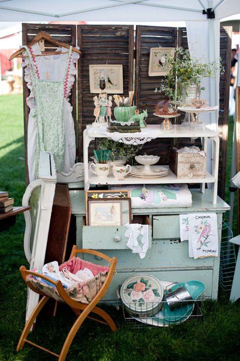 Vintage Markets Display, Vintage Market Booth, Vintage Booth Display, Flea Market Booth, Antique Booth Displays, Vintage Booth, Antique Booth Ideas, Market Booth, Wooden Room Dividers