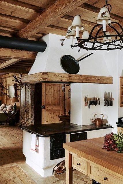 Chalet Kitchen, Cave Kitchen, Kitchen Ranges, Shabby Chic Decorating, Alpine Lodge, Lodge House, Alpine Chalet, Chalet Design, Modern Appliances