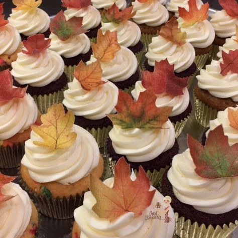 Fall Wedding Cupcakes Ideas Rustic, Autumn Wedding Cupcakes, Fall Cupcake Decorating, Leaves Cupcakes, Autumn Cupcakes, Fall Themed Wedding Cakes, Fall Wedding Cupcakes, Botanical Cake, Baking Ideas Recipes