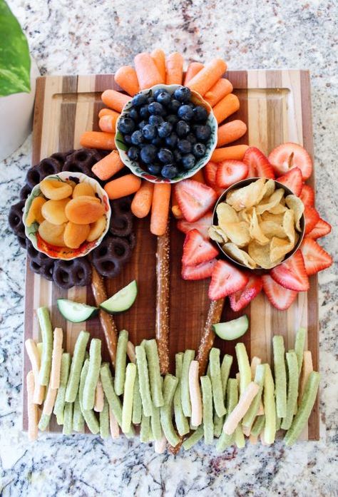 How to Make a Spring Flower Snack Board - Project Whim Flower Snack Ideas, Flower Charcuterie Board Ideas, Flower Themed Snacks, Flower Theme Food, Spring Snack Ideas, Toddler Party Snacks, Snack Board For Kids, Ladybug Appetizers, Flower Shaped Food