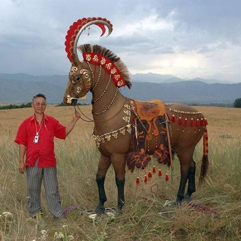 A horse wearing reconstructed 2,500 year-old Scythian parade regalia that was unearthed in the Altai Mountains in Siberia. Me: It's a mounted taxidermied horse. Look at the feet. And the original caption called this armor, but there's no protection for the horse. Still, if it’s Parade Day and your horse likes being fabulous, this is a pretty fabulous outfit! Altai Mountains, Horse Armor, Rome Antique, Horse Decor, Interesting History, Arte Fantasy, Creature Design, Cute Funny Animals, A Horse