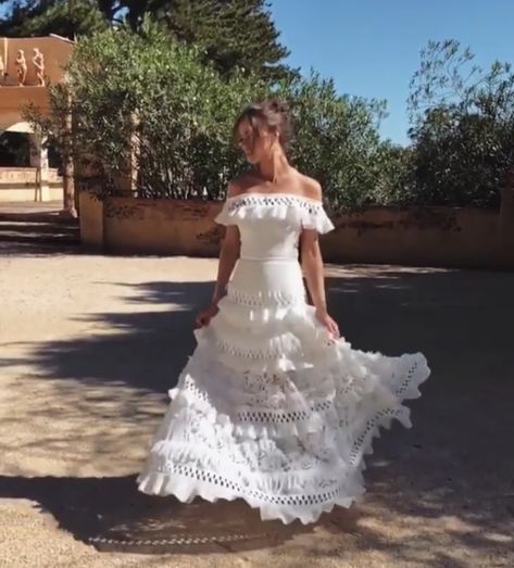 Traditional Mexican Wedding Dress Mexico, White Mexican Dress, Hispanic Clothing, Wedding Mexican, Mexican Inspired Wedding, Fairy Wedding Dress, Wedding Thanks, Vegas Dresses, Mexican Outfit