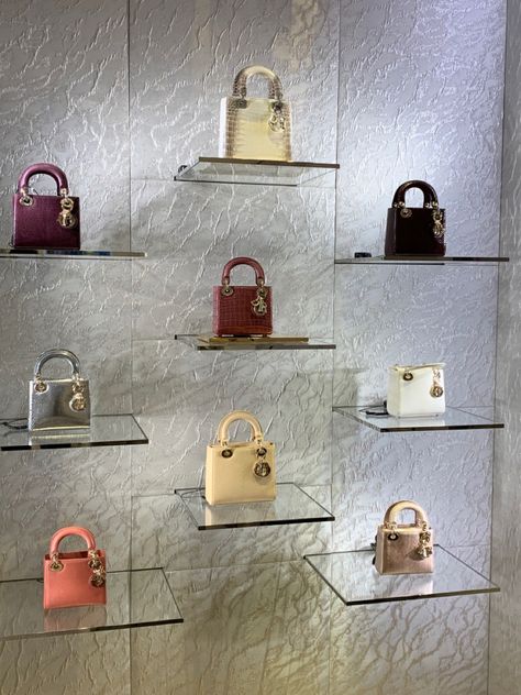 Bags Boutique Interior, Bag Boutique Interior Display Ideas, Bag Shelves Ideas, Handbag Display Ideas, Small Bag Shop Interior Design, Bag Shop Interior Design Retail Stores, Luxury Bag Shop Interior, Bag Store Display, Handbag Display