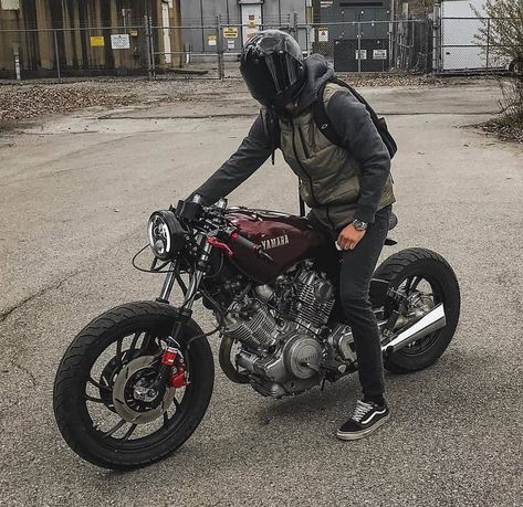 This yamaha bike is insane.  Bordeaux colour is great. And cool black helmet fits pertfect for the outfit. Cb 450 Cafe Racer, Virago Cafe Racer, Bobber Scrambler, Xjr 1300, Cb 450, Yamaha Cafe Racer, Scrambler Custom, Yamaha Virago, Cafe Racer Style