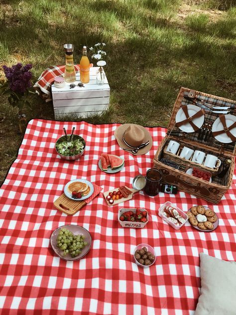 #picnic #aesthetic #ideas #picnicfood #picnicbasket #picnicideas #basket #food #vintage #vintagestyle #60s Food Vintage, Picnic Aesthetic, Picnic Ideas, Romantic Picnics, Perfect Picnic, Beach Throw, Picnic Food, Outdoor Holidays, Aesthetic Ideas