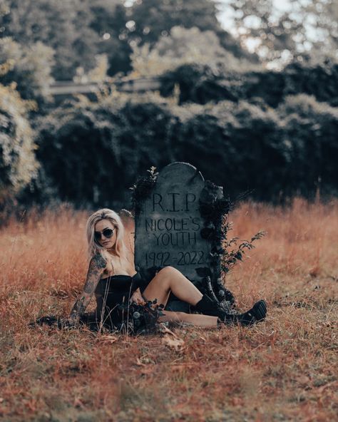 Decade Photoshoot, Black 30th Birthday Photoshoot, Graveyard Photography, Halloween Shot Ideas, Halloween Styled Shoot, 40th Birthday Themes, 30th Birthday Outfit, Pinup Photoshoot, Youth Photos