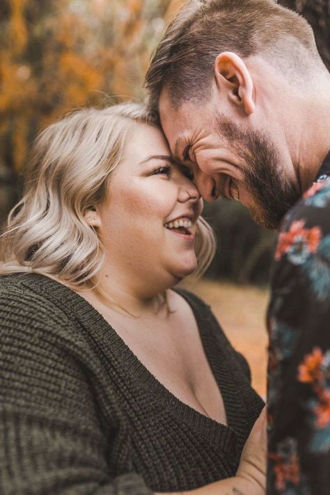 Fall Engagement Photos | Plus Size Engagement Photos | Fall Outfits Plus Size Fotografie, Engagement Photos Plus Size, Plus Size Engagement Photos, Internal Beauty, Fall Engagement Outfits, Posing Couples, Shooting Couple, Winter Shoot, Fall Engagement Pictures