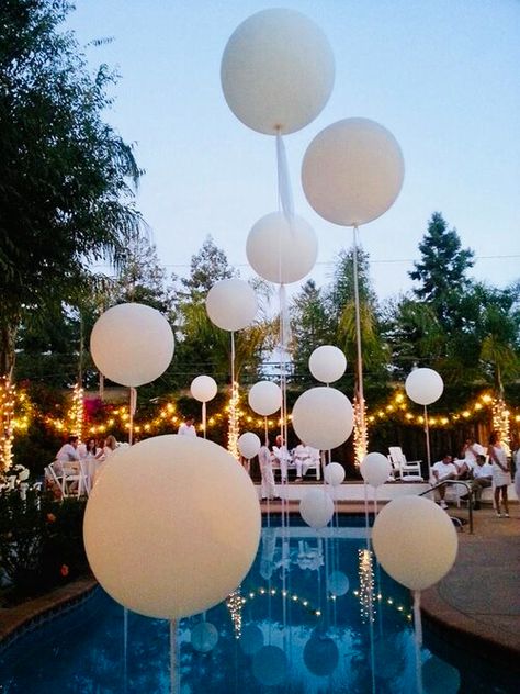 White Out Party Decorations, White Party Pool, All White Pool Party, Balloons In Pool, White Out Party, White Pool Party, Pool Wedding Decorations, Backyard Engagement Parties, White Party Decorations