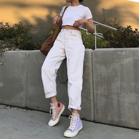 White Mom Jeans Outfit, White Mom Jeans, Mom Jeans Outfit, Jeans Outfit, Urban Style, Looks Style, White Pants, Looks Vintage, Look Cool