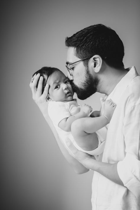 Indian Parents Photography, Name Ceremony Photoshoot, Naming Ceremony Poses, Annaprashan Photoshoot, Cradle Ceremony Stills, Naming Ceremony Photography, Rice Ceremony, Parents Photography, Newborn Family Pictures