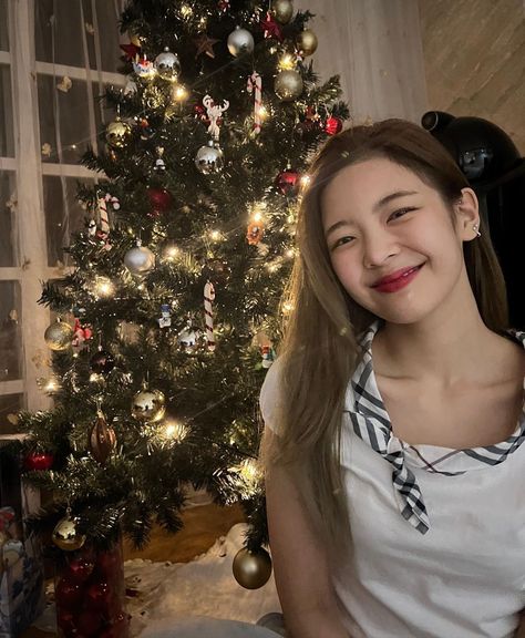 itzy pics on Twitter: "#lia instagram update ☾ https://t.co/TYSBh161Qh" / Twitter Lia Icons, Merry Christmas Everyone, Last Christmas, Christmas Memory, My Baby, Instagram Update, Girl Group, Merry Christmas, Christmas Tree