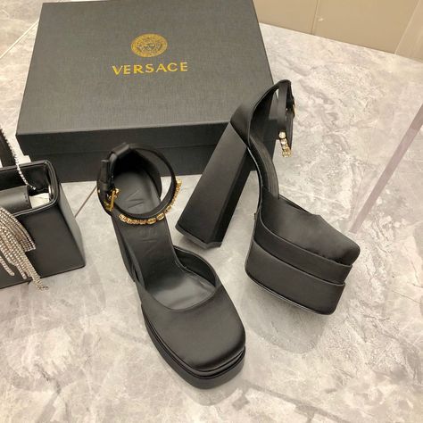 Versace Heels, Valentino Heels, Gold Flip Flops, Suede High Heels, Gogo Boots, Giuseppe Zanotti Shoes, Girly Shoes, Aesthetic Shoes, Chunky Platform