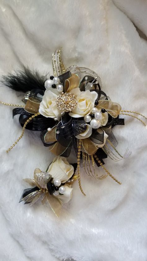 Black And Gold Homecoming Flowers, Black And Gold Wrist Corsage, Black And Gold Corsage, Black And Gold Prom, Dance Corsage, Mailbox Bows, Hoco Pictures Ideas, Black Corsage, Gold Corsage