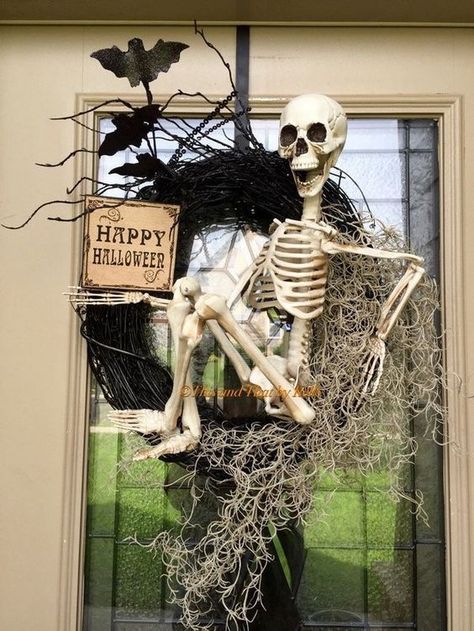 a Halloween wreath of black branches, hay, blackbirds, a sign and a skeleton is a very eye catchy and creative idea Porta Halloween, Scary Halloween Wreath, Scary Halloween Decorations Outdoor, Adornos Halloween, Vintage Halloween Decorations, Scary Halloween Decorations, Homemade Halloween, Halloween Porch, Theme Halloween