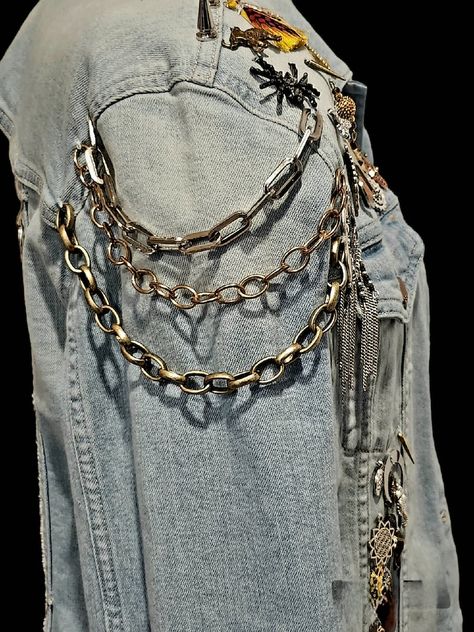 Charms & Chains Upcycled Denim Jacket - Etsy Brasil Sewing Denim, Upcycled Denim Jacket, Unique Jeans, Diy Denim Jacket, Painted Clothes Diy, Battle Jacket, Boho Denim, Diy Jacket, Diy Fashion Accessories