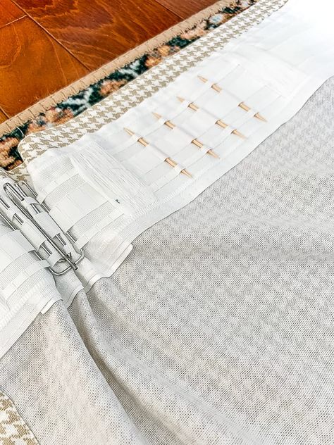 Curtain Pleats Styles, Pinch Pleat Curtains Diy, Pinch Pleat Draperies, Pinch Pleat Drape, Retro Kitchens, Pleated Drapery, Bedroom Ideas Aesthetic, Pleats Pattern, Pleat Curtains