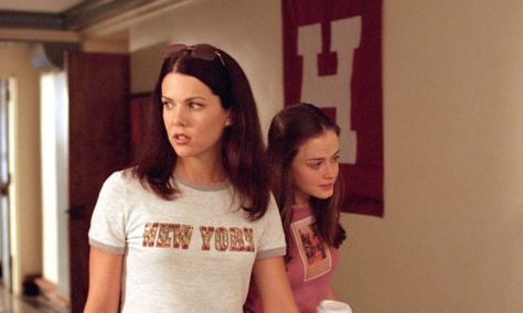 Creative 'Gilmore Girls' Costume Ideas For Halloween 2017 That Every Fan Will Love Gilmore Girls Seasons, Gilmore Girl, Lauren Graham, Girl Background, Lorelai Gilmore, Rory Gilmore, Smallville, Dance Competition, The Vampire Diaries