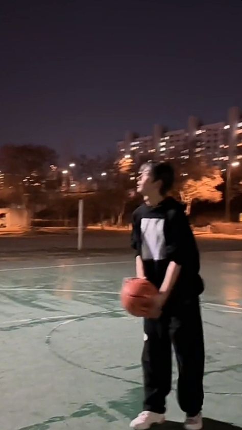 Heesung Playing Basketball, Bottom Heeseung, Hee Seung Enhypen Boyfriend Material, Heeseung Driving Car, Soft Launch Enhypen, Enhypen Bf Pics, Heeseung Blurry Pics, Heeseung Playing Basketball, Enhypen Boyfriend Pics