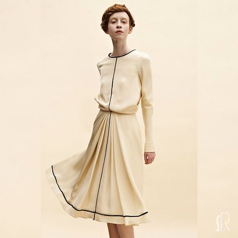 INSPIRATIONS // www.review41.net #blog #review41 #summer #style #mood #fashion #inspirations Edeline Lee, Dress Autumn, Retro Mode, Cream Dress, Mode Vintage, Looks Style, Dandy, Fashion Details, Pleated Dress