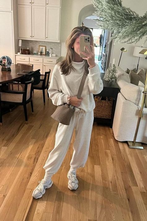 Office Sweatpants Outfit, Cardigan Sweatpants Outfit, Off White Sweatpants Outfit, Elevated Sweatpants Outfit, Winter Sweatpants Outfit, Sweatpants Outfit Fall, Sweatpants Outfit Women, White Sweatpants Outfit, Outfits With Sweatpants