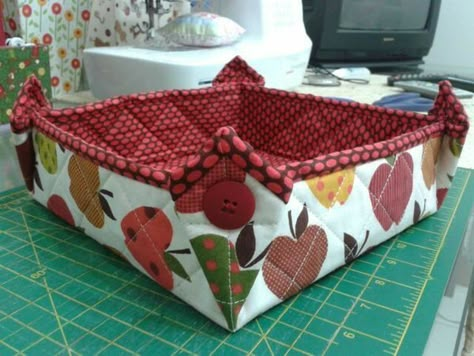 Tea Cozy Pattern, Messenger Bag Patterns, Coiled Fabric Basket, Diy Sewing Gifts, Quilted Potholders, Scrap Fabric Crafts, Fabric Storage Boxes, Cute Sewing Projects, Fabric Boxes