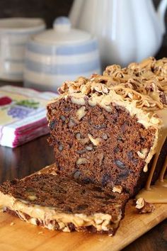 Date Coffee Cake with Walnuts and Espresso Glaze Vegetarian Deserts, Espresso Glaze, Date Coffee, Pembuat Roti, Date Cake, Loaf Cakes, Walnut Cake, Coffee Cakes, Coffee Cake Recipes