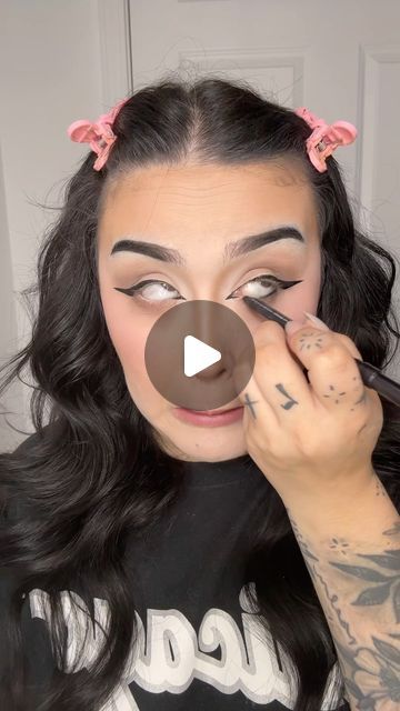 nana 🍙 on Instagram: "UNAPPROACHABLE MAKEUP TUTORIAL 🖤 
ib: @v.okay
::
#makeup #makeuptutorial #makeuptransformation #baddie #beauty" Nana Eyeshadow, Mafia Makeup, Unapproachable Makeup, Traditional Goth Makeup Tutorial, Onigiri Nana, Chicana Makeup, Goth Makeup Videos, Goth Girl Makeup Tutorial, Gothic Eye Makeup