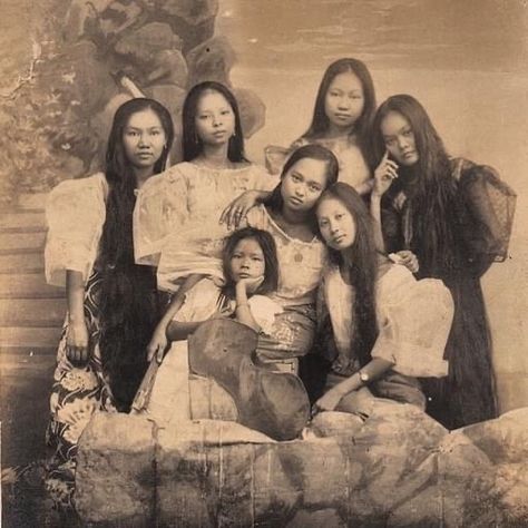 Vintage Filipino Photos, Old Filipino Aesthetic, Ilocano Culture, Filipina Aesthetic, Indigenous Filipino, Philippines Clothes, Filipina Woman, Filipino Aesthetic, Native Filipino