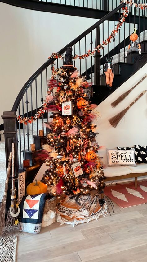 Black purple orange feathery Halloween tree Hocus Pocus Tree, Fall Christmas Tree, Nightmare Before Christmas Tree, Thanksgiving Tree, Halloween Trees, Happy Fall Y'all, Halloween Pictures, Halloween Home Decor, Disney Halloween