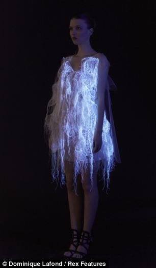 Montreal-based designer Ying Gao used sensory technology in her dresses The interactive clothes react to a onlooker's gaze by moving and lighting up Ying Gao, Light Up Dresses, Smart Textiles, E Textiles, Conceptual Fashion, Dark Outfits, Smart Outfit, Technology Fashion, Couture Mode