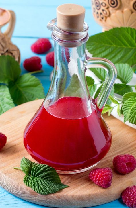 Rasberry Recipes, Diy Extracts, Make Vanilla Extract, Ice Cream Drinks, Raspberry Extract, Homemade Bread Recipes Easy, Freeze Dried Raspberries, Dried Berries, Dried Raspberries