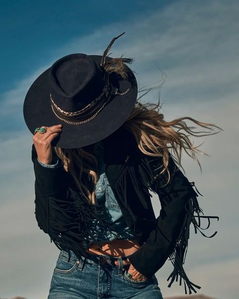 Ranch Fashion, Desert Photoshoot Ideas, Western Photo Shoots, Outlaw Women, Cowgirl Photoshoot, Cowboy Photography, Western Photoshoot, Denim Party, Lainey Wilson