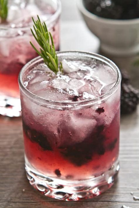 This Summer in Provence Cocktail is a smash! Crushed blackberries. gin, lemon juice and an infused rosemary thyme syrup make for easy summer sipping. Blackberry Mule, Bramble Recipe, Pitcher Margarita Recipe, Coconut Loaf Cake, Blackberry Cocktail, Blackberry Gin, Bramble Cocktail, Blackberry Bramble, Gin Lemon