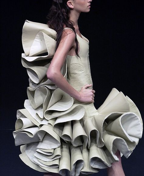 This is a three-dimensional fashion garment, I like this garment because the dramatic ruffles look magnificent. This garment only uses one technique but is still able to achieve a creative detailing. Sculptural Fashion, 3d Fashion, Fashion Details, A Dress, Costume Design, Couture Fashion, Wearable Art, Fashion Art, Fashion Models