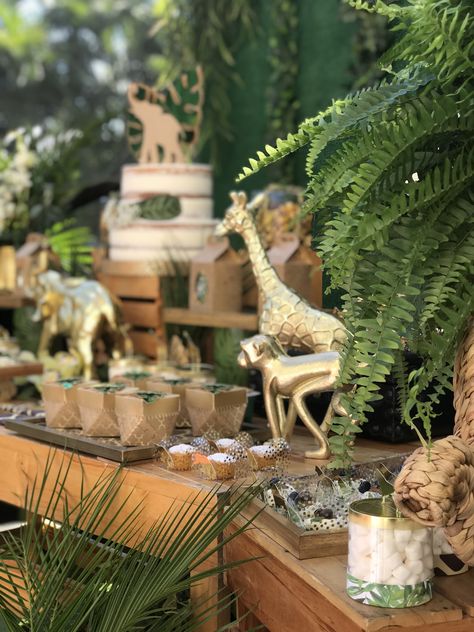 Wild party Safari Gala, Adult Safari Party, Baby Shower Tablescapes, Safari Shower Ideas, Baby Shower Safari, Safari Wedding, Baby Shower Safari Theme, Wild Party, Jungle Theme Birthday