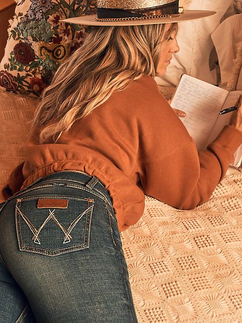 Womens Chunky Sweater, Wrangler Butts, Lainey Wilson, Flannel Lined Jeans, Riding Jeans, Western Clothes, Cable Knit Sweater Womens, Workwear Jeans, High Rise Bootcut Jeans