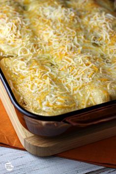 Cheesy Chicken Enchiladas Verde | by Renee's Kitchen Adventures - an easy dinner or lunch recipe for chicken enchiladas in green chili sauce with lots of CHEESE! Recipe For Chicken Enchiladas, Enchiladas Verdes Recipe, Cheesy Dinner, Chicken Enchiladas Verde, Green Chili Chicken Enchiladas, Green Chili Enchiladas, Chicken Verde, Green Chili Sauce, Bbq Pitmasters