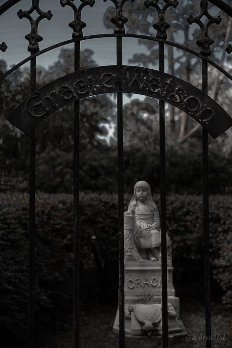 Little Gracie Watson Haunted grave at Bonaventure Cemetery in Savannah, GA Bonaventure Cemetery, Southern Gothic, Savannah Ga, Samhain, Rest In Peace, Cemetery, Savannah, Savannah Chat, Mount Rushmore