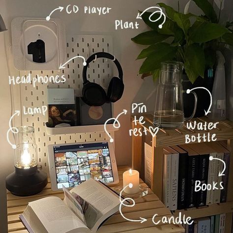 Aesthetic Cozy Desk Ideas, Desk Night Aesthetic, Books On A Desk Aesthetic, Ideas For Desk Decor, Night Desk Setup, Cute Room Desk Ideas, Journaling Desk Aesthetic, Aesthetic Book Room Decor, Desk Inspo Aesthetic Study