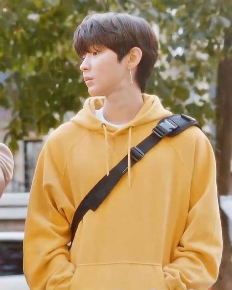 KDRAMA 🤍🇰🇷 na Instagramie: „inyeop in a yellow hoodie🤤😍 I swear this man looks hot in everything —tags ♥ #kdramas #kdrama #koreandrama #koreandramas #kpop…” Hwang Inyeop, In Yeop, Hwang In Yeop, Kang Ho Song, Beauty Wallpaper, Seo Joon, Davao, Korean Drama Best, Cute Actors