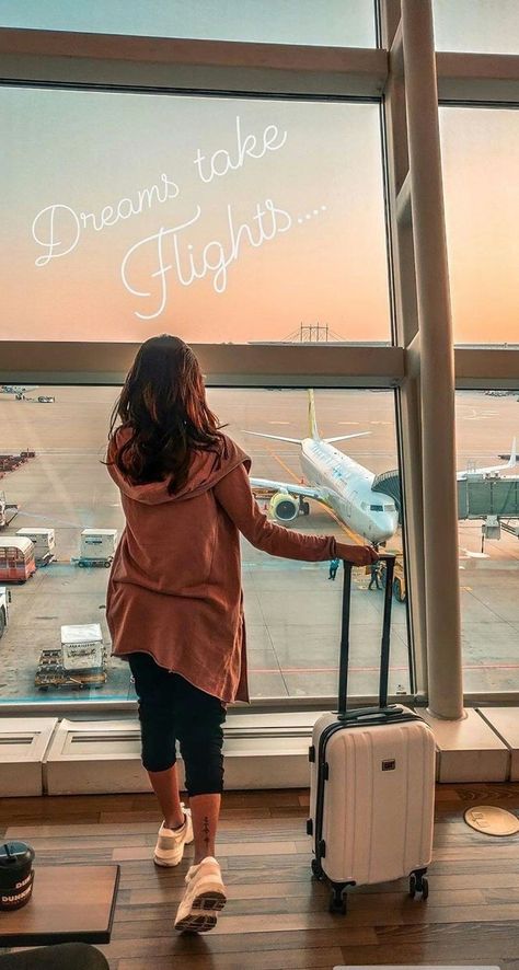 Travel Instagram Ideas, Travel Photoshoot, Travel Pose, Airport Pictures, Chique Outfit, Travel Picture Ideas, Airport Photos, Instagram Creative Ideas, Travel Pictures Poses