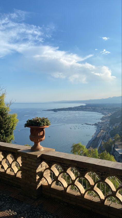 Vista panoramica a Taormina, Sicilia, Italia Sicily Italy Aesthetic, Italia Aesthetic, Italy Countryside, Taormina Italy, South Italy, Sicily Travel, Taormina Sicily, Aeolian Islands, Italy Aesthetic