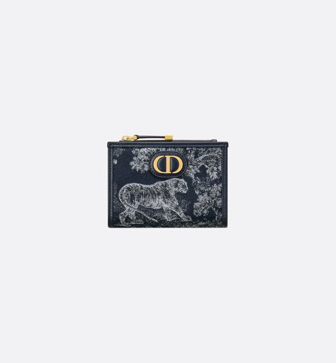 30 Montaigne Dahlia Wallet Blue Toile de Jouy Reverse Jacquard | DIOR Hermes Tableware, Dior Montaigne, Xmas Present Ideas, Bill Holder, Mens Bags Fashion, 2023 Wishlist, Blue Toile, What's In My Bag, Summer Closet