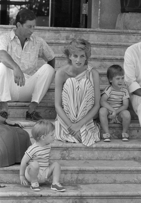 Princess Diana Hair, Princess Diana Dresses, 6 July, Princess Diana Family, Princess Diana Photos, Princess Diana Pictures, Diana Princess Of Wales, Princes Diana, Prince William And Harry